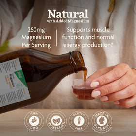 Floradix Magnésium Liquide 500 ml avec verre rempli sur une table
