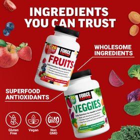 Force Factor Fruits & Veggies 2-Pack sur une table avec un smoothie