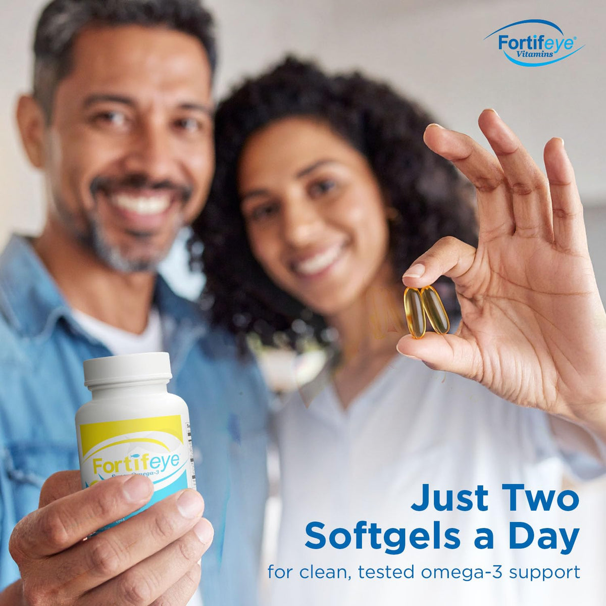 Fortifeye Super Omega-3 capsules dans une main