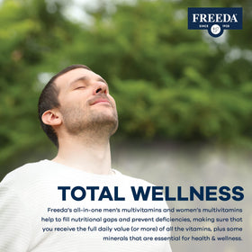 FREEDA Multivitamines 100 capsules à côté d'une assiette de fruits
