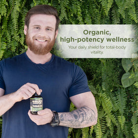 GADE NUTRITION Quercétine 500mg capsules à côté d'un verre d'eau