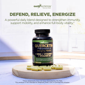 GADE NUTRITION Quercétine 500mg capsules en main
