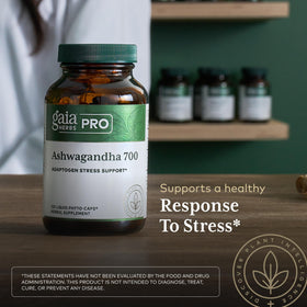 Gaia Herbs PRO Ashwagandha 700mg sur un fond nature