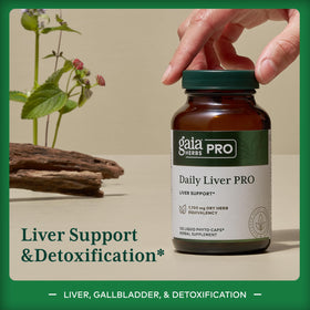 Gaia Herbs PRO Daily Liver Pro capsulés sur une surface en bois