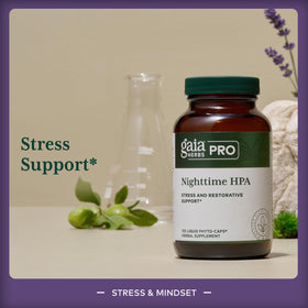 GAIA HERBS PRO Pro Nighttime HPA capsules sur une surface en bois