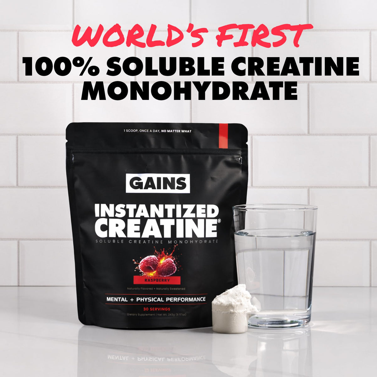 GAINS IN BULK Créatine Monohydrate Instantanée Framboise à côté d'un shaker