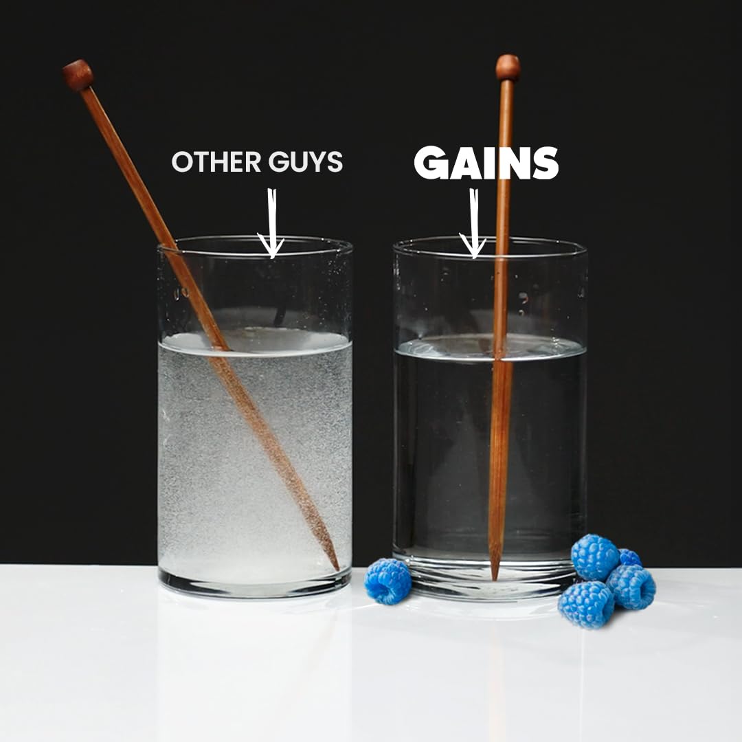 GAINS IN BULK Créatine Monohydrate Instantanée Framboise Bleue 240g en préparation dans un verre