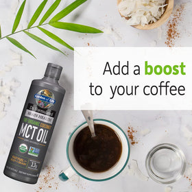 Garden of Life Huile MCT de Coco 100% Bio, versée dans un café