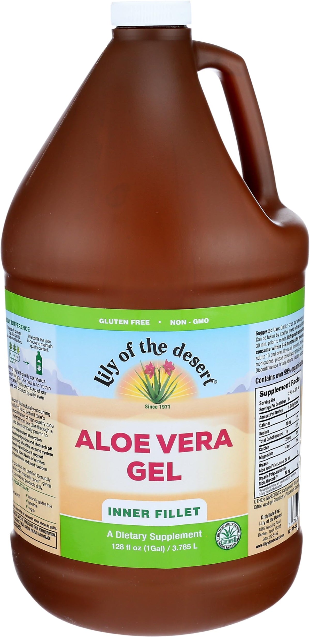 Gel d'aloe vera dans un verre avec des feuilles d'aloe en arrière-plan