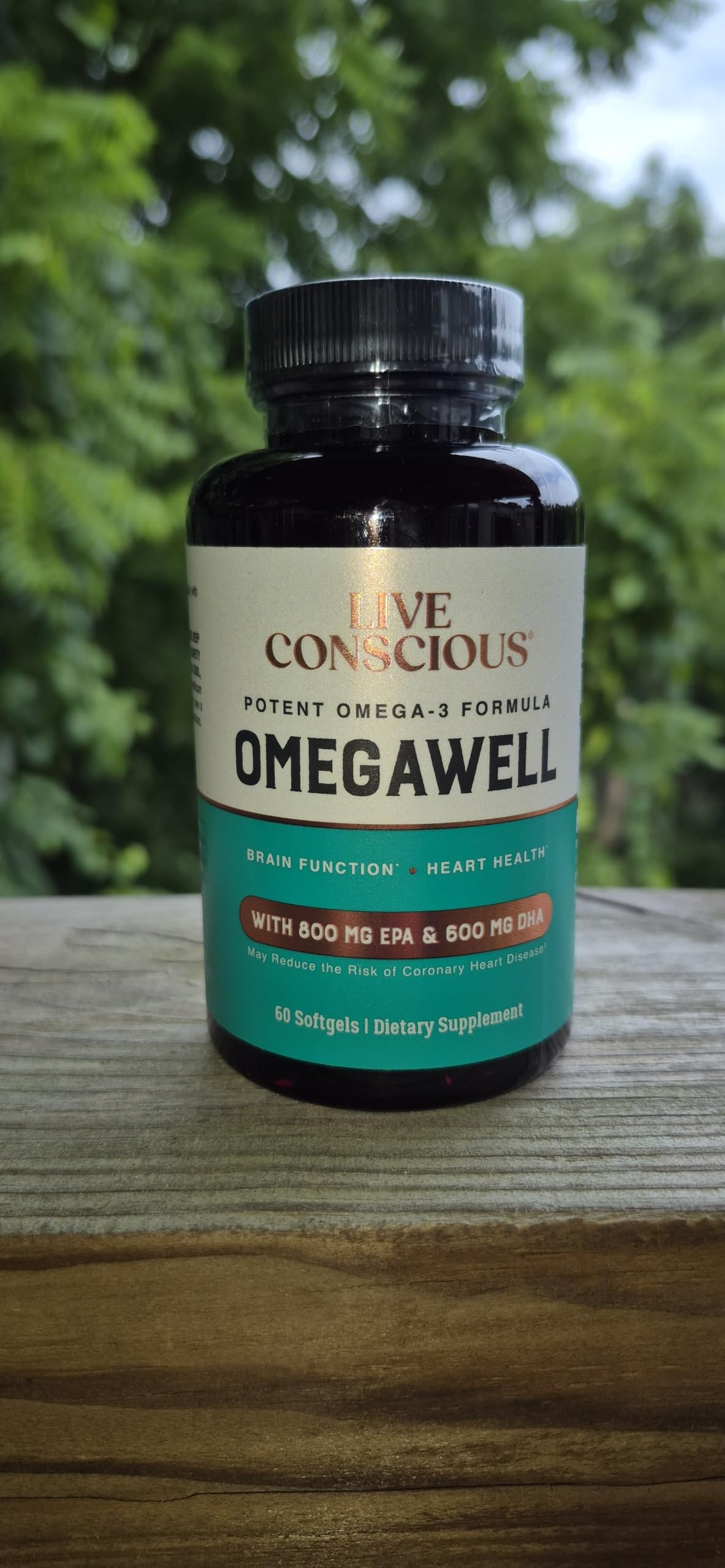 Gélule d'huile de poisson OmegaWell de Live Conscious, vue de près