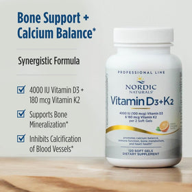 Gélule de Nordic Naturals Pro Vitamin D3 + K2 sur une cuillère