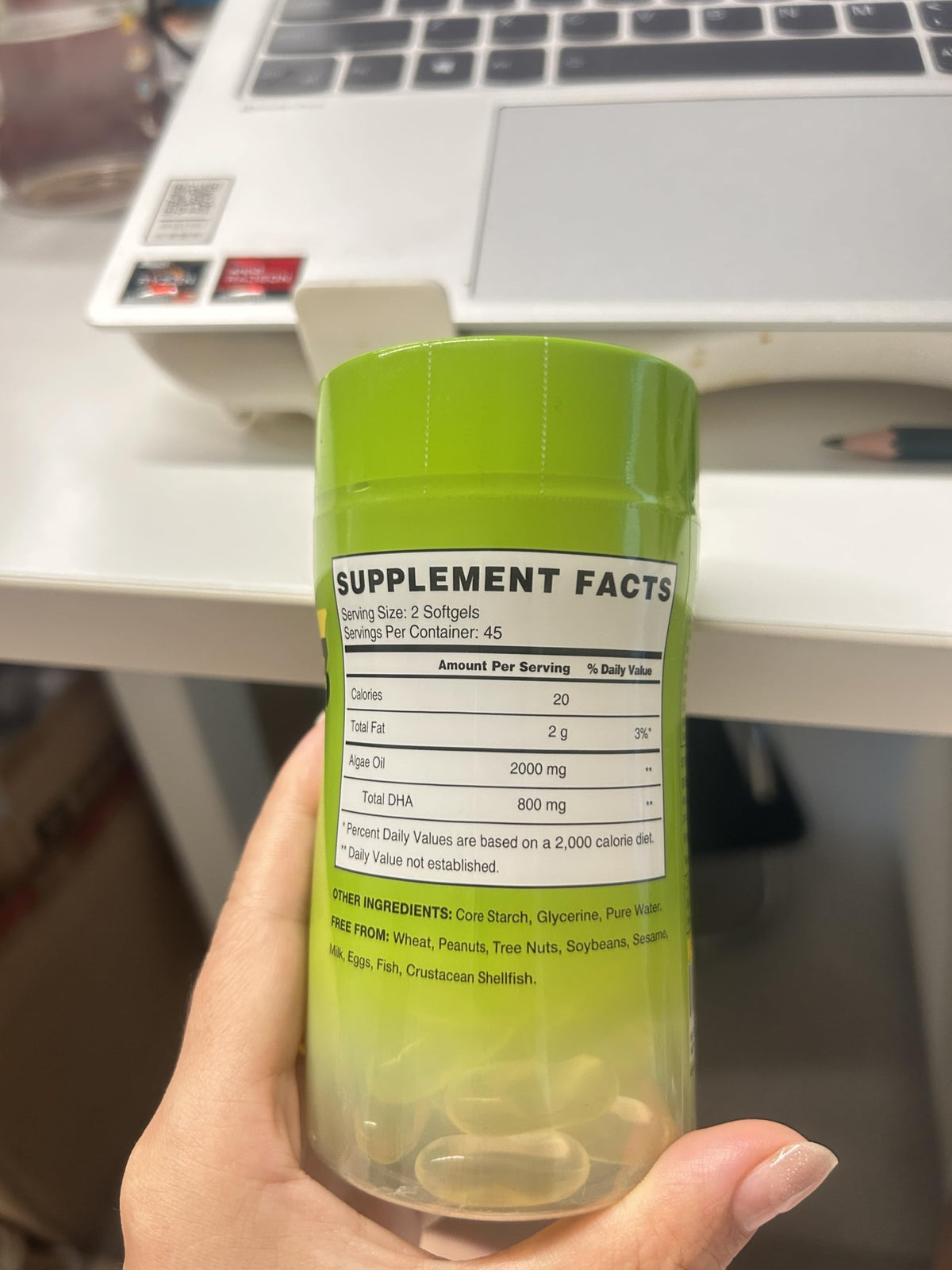 Gélule Omega-3 VEGEPOWER à côté d'un verre d'eau