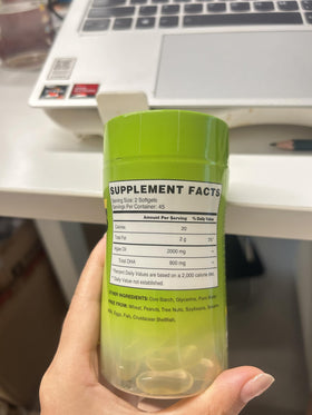 Gélule Omega-3 VEGEPOWER à côté d'un verre d'eau