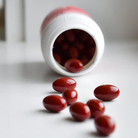 Gélules Alkaline for Life CoQ10 avec des ingrédients naturels en arrière-plan