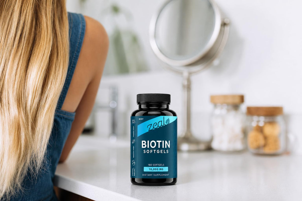 Gélules Biotine 10000 mcg Zeal Naturals avec un verre d'eau