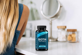 Gélules Biotine 10000 mcg Zeal Naturals avec un verre d'eau