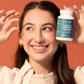 Gélules BrainMD Omega-3 Végétalien 1100 mg sur fond blanc