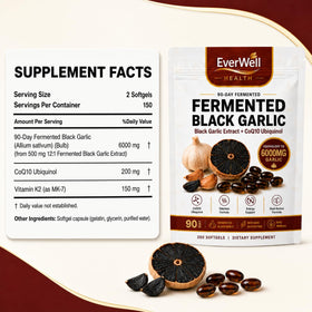 Gélules d'ail noir fermenté EverWell Health dans un verre d'eau