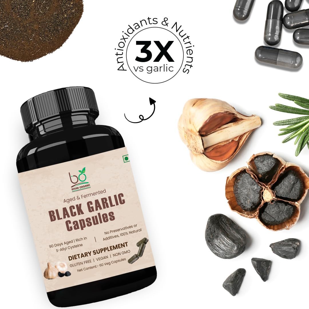 Gélules d'ail noir sur fond naturel