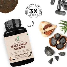 Gélules d'ail noir sur fond naturel