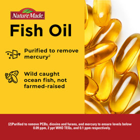 Gélules d'huile de poisson Nature Made dans une main