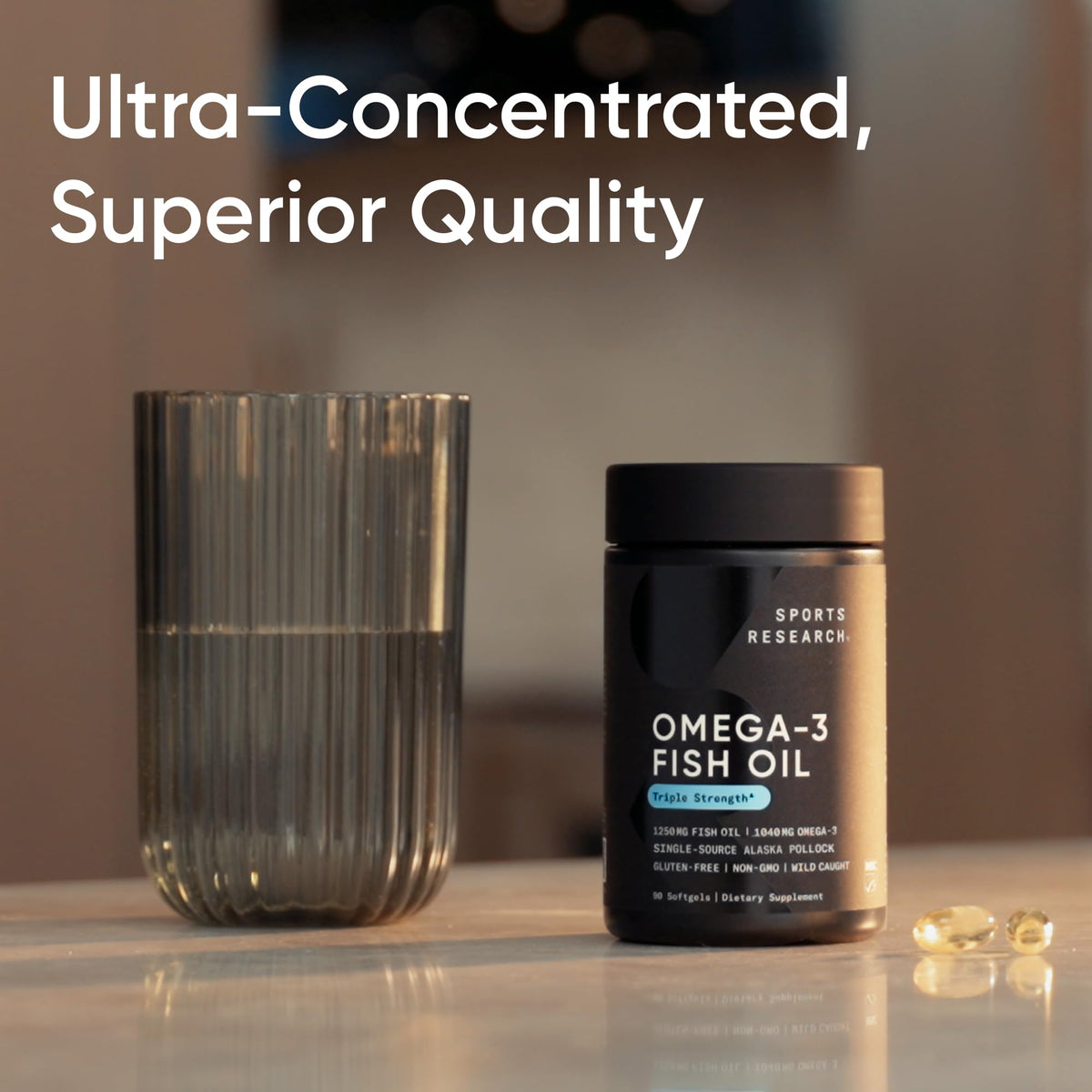 Gélules d'huile de poisson Omega-3 Sports Research sur une table en bois