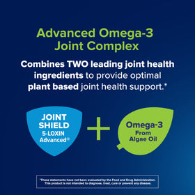 Gélules d'Osteo Bi-Flex Omega-3 dans une main