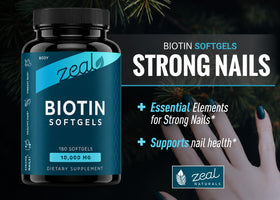 Gélules de Biotine 10000 mcg Zeal Naturals avec des fleurs en arrière-plan