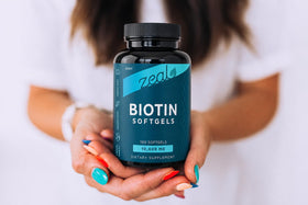 Gélules de Biotine 10000 mcg Zeal Naturals avec une cuillère pour dosage