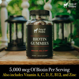 Gélules de biotine Pete & Pedro avec un verre d'eau à côté
