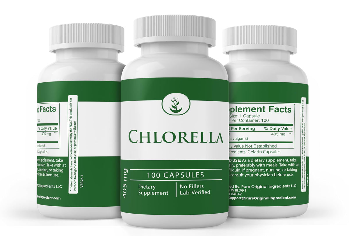 Gélules de Chlorella PURE ORIGINAL INGREDIENTS sur une surface en bois