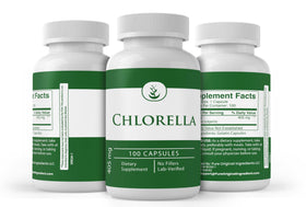 Gélules de Chlorella PURE ORIGINAL INGREDIENTS sur une surface en bois