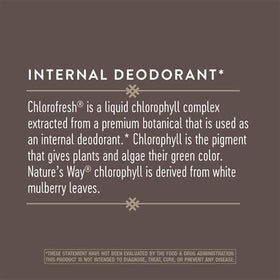 Gélules de Chlorofresh Nature's Way dans une main