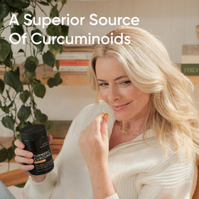 Gélules de Curcuma Sports Research empilées sur une table