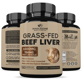 Gélules de foie de bœuf déshydraté Wholesome Wellness dans une main