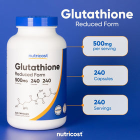 Gélules de Glutathion Nutricost dans une main