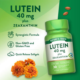 Gélules de Luteine Nature's Truth dans une main, mise en scène naturelle