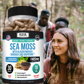 Gélules de mousse de mer Kaya Naturals sur une table en bois