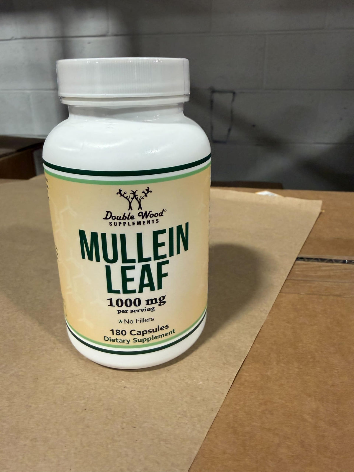 Gélules de Mullein Leaf de Double Wood, 1000mg, avec des ingrédients naturels en arrière-plan