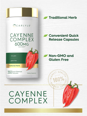 Gélules de poivre de cayenne Carlyle avec une main tenant une capsule