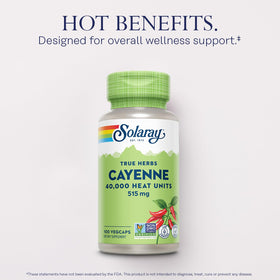 Gélules de poivre de Cayenne Solaray sur une surface en bois