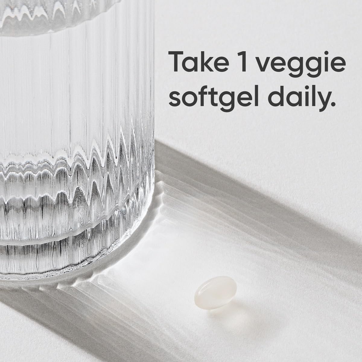 Gélules de Sports Research Vegan D3 5000iu sur fond blanc