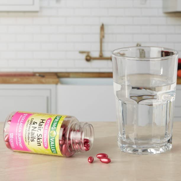 Gélules de Spring Valley Biotine 5000 mcg sur fond neutre