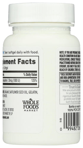 Gélules de vitamine D3 1000 IU de 365 by Whole Foods Market sur fond blanc