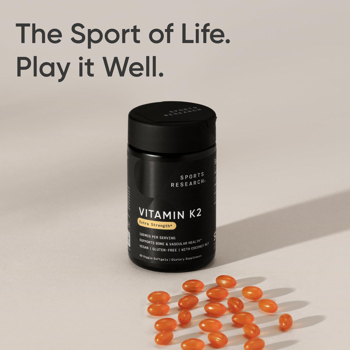 Gélules de Vitamine K2 MK-7 avec Huile MCT de Coco sur fond blanc