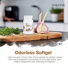 Gélules Forever Garlic-Thyme dans une main