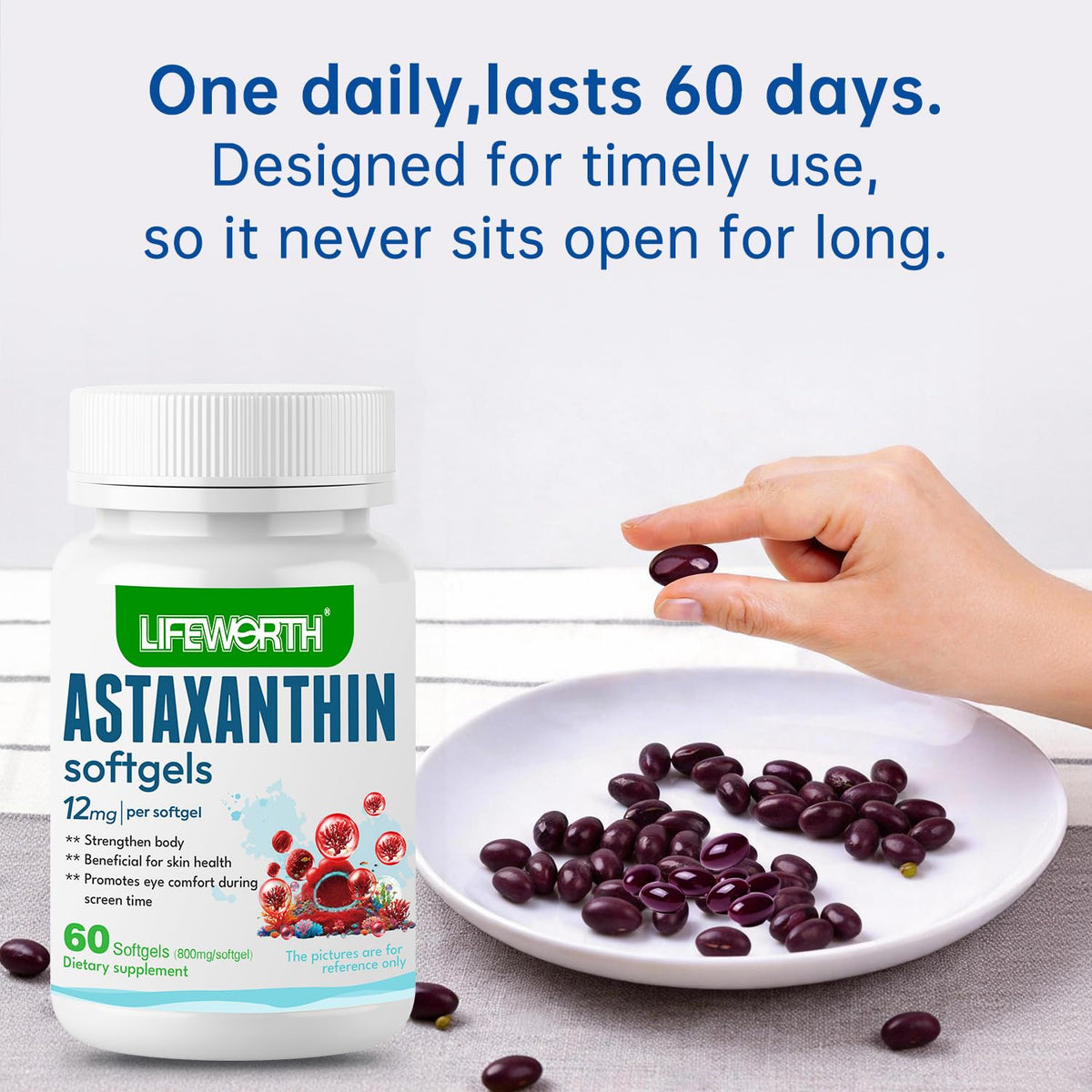 Gélules LIFEWORTH Astaxanthine 12mg à côté d'un verre d'eau