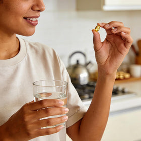 Gélules LIOEUBIO Nattokinase 10 000 FU dans une main