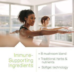 Gélules liquides d'Irwin Naturals Pure Defense Champignon-8 dans une main