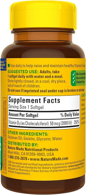 Gélules liquides Nature Made Vitamine D3 dans une main